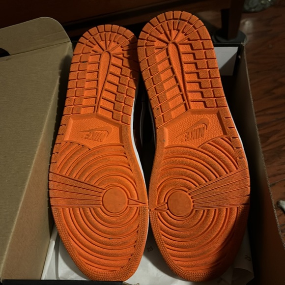 Jordan 1 Mid
Team Red Electric Orange size 10 - Picture 2 of 4